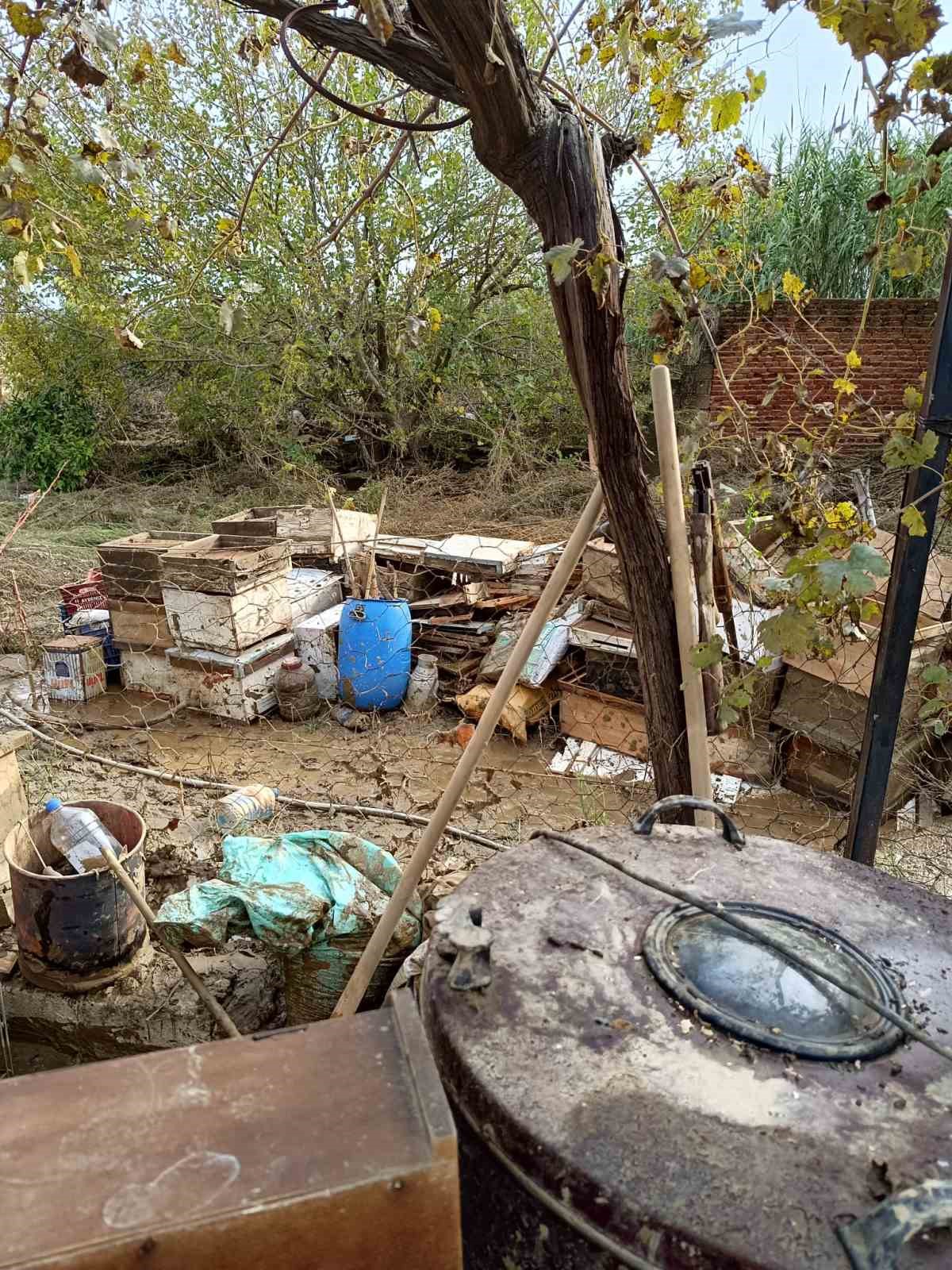 AFAD gönüllüleri selden etkilenen bölgelerde yaraları sarıyor