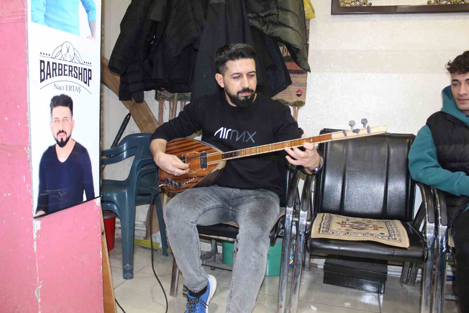 Siirt’te berberde canlı müzik eşliğinde tıraş keyfi