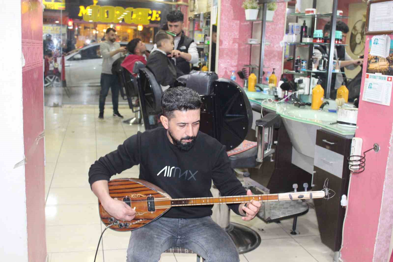 Siirt’te berberde canlı müzik eşliğinde tıraş keyfi