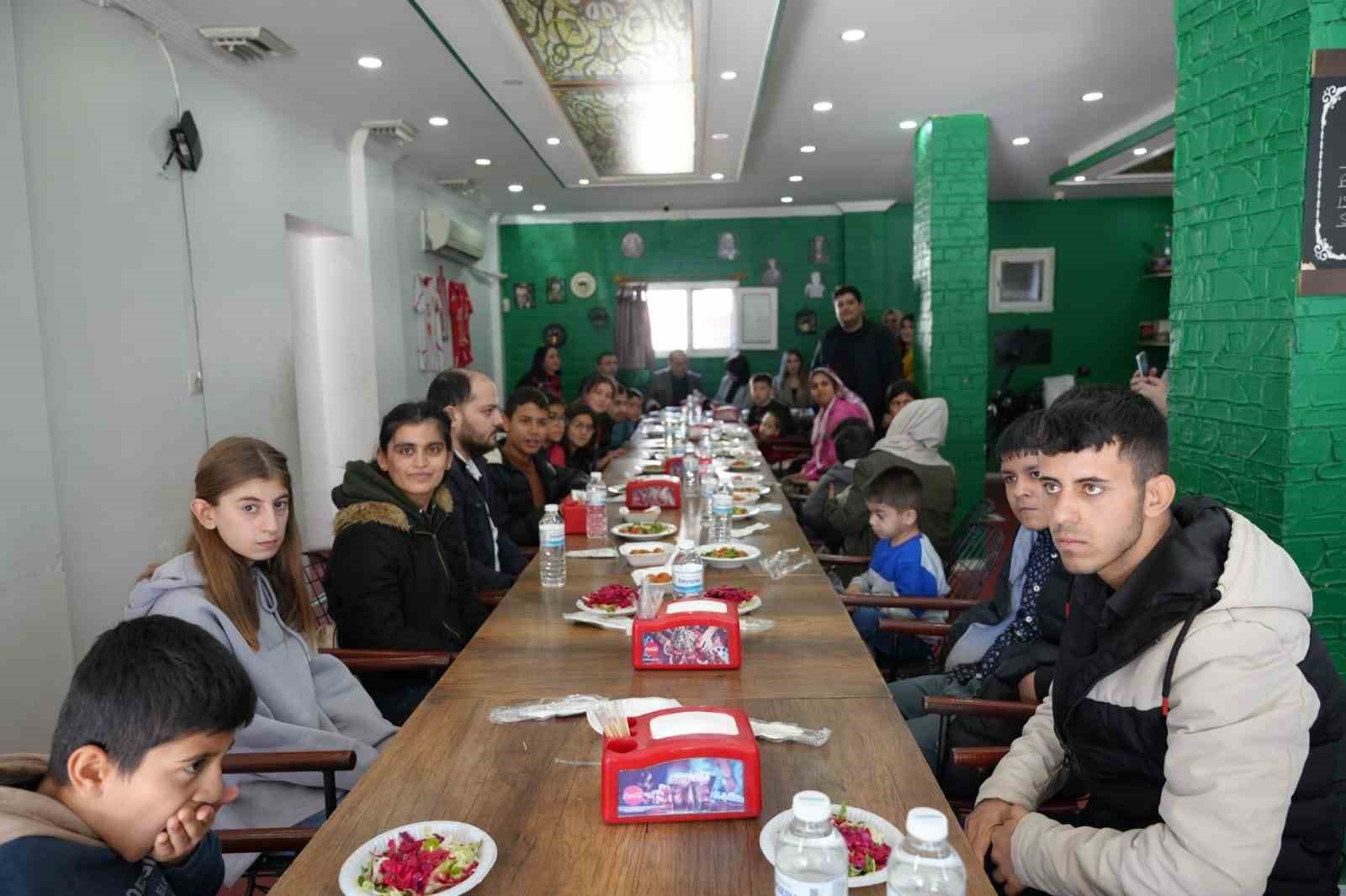 Silopili iş insanı &ouml;zel gereksinimli bireyleri yemekte ağırladı
