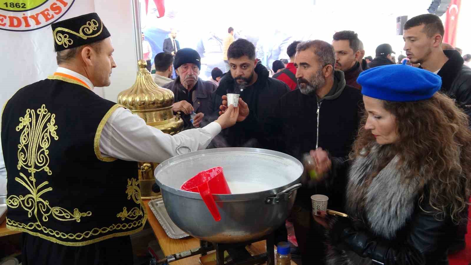 Gastronomi G&uuml;nleri&rsquo;nde 15 bin vatandaşa Akdağmadeni salebi ikram edildi
