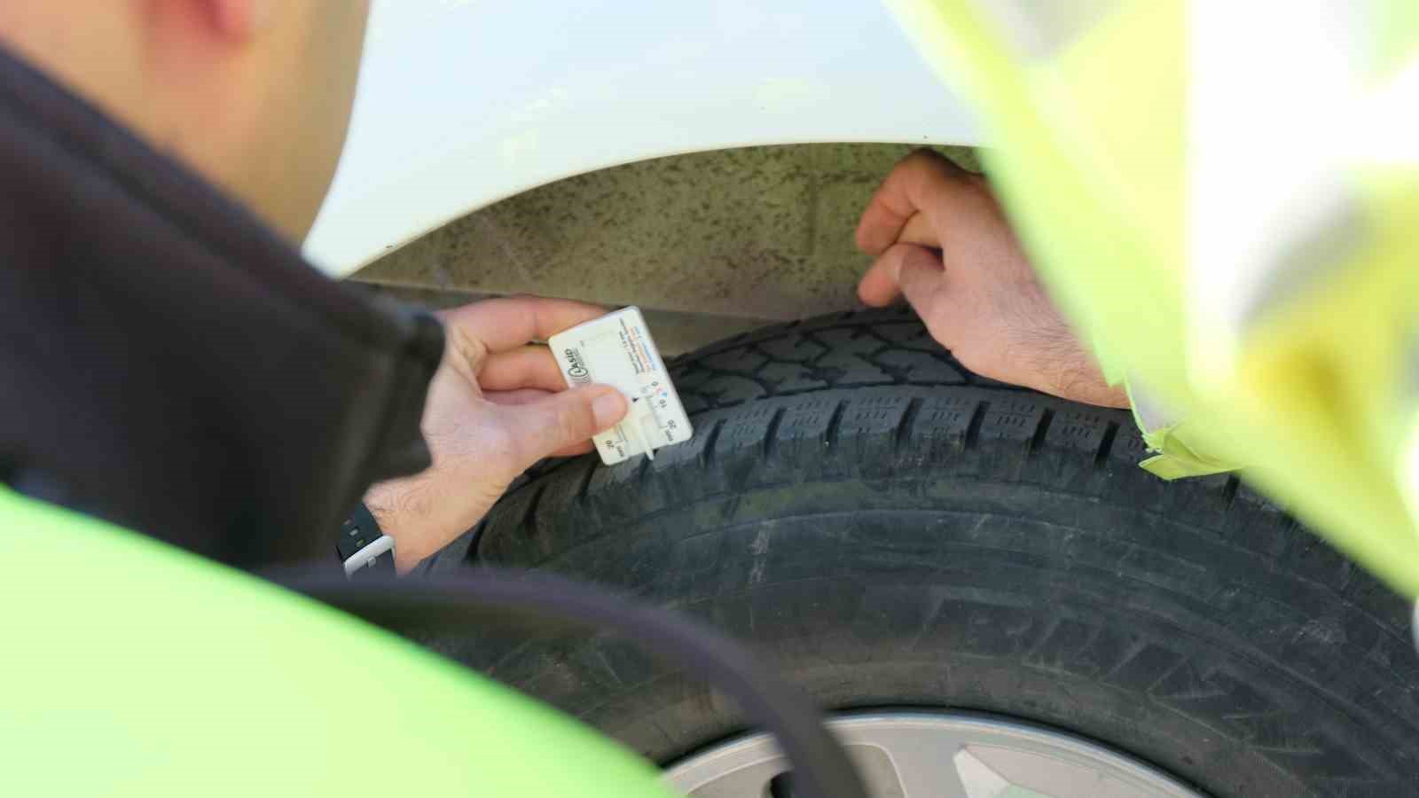 G&uuml;m&uuml;şhane&rsquo;de zorunlu kış lastiği uygulamasının başlamasıyla birlikte denetimler arttı
