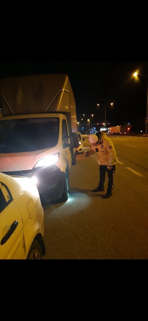 Balıkesir’de kış lastiği takmayan 30 ticari araç trafikten men edildi