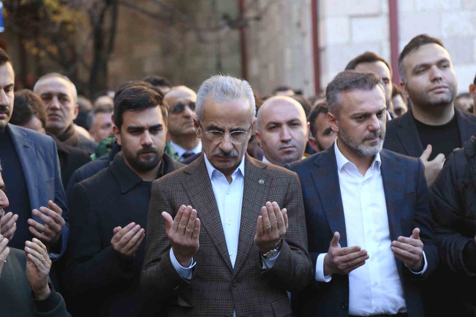 Bakan Uraloğlu, hayatını kaybeden AK Parti Artvin Gençlik Kolları Başkanının cenazesine katıldı
