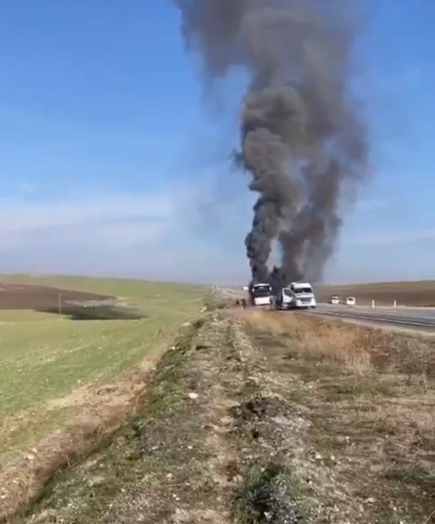 Diyarbakır’da yolcu otobüsü alevlere teslim oldu