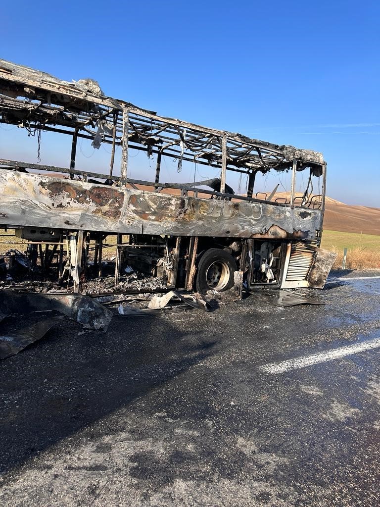 Diyarbakır&rsquo;da yolcu otob&uuml;s&uuml; alevlere teslim oldu
