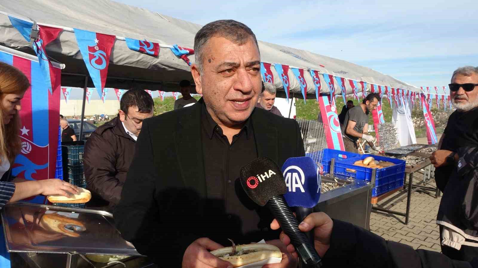 Trabzonspor Başkanı Ertuğrul Doğan, taraftarlara hamsi ikram etti
