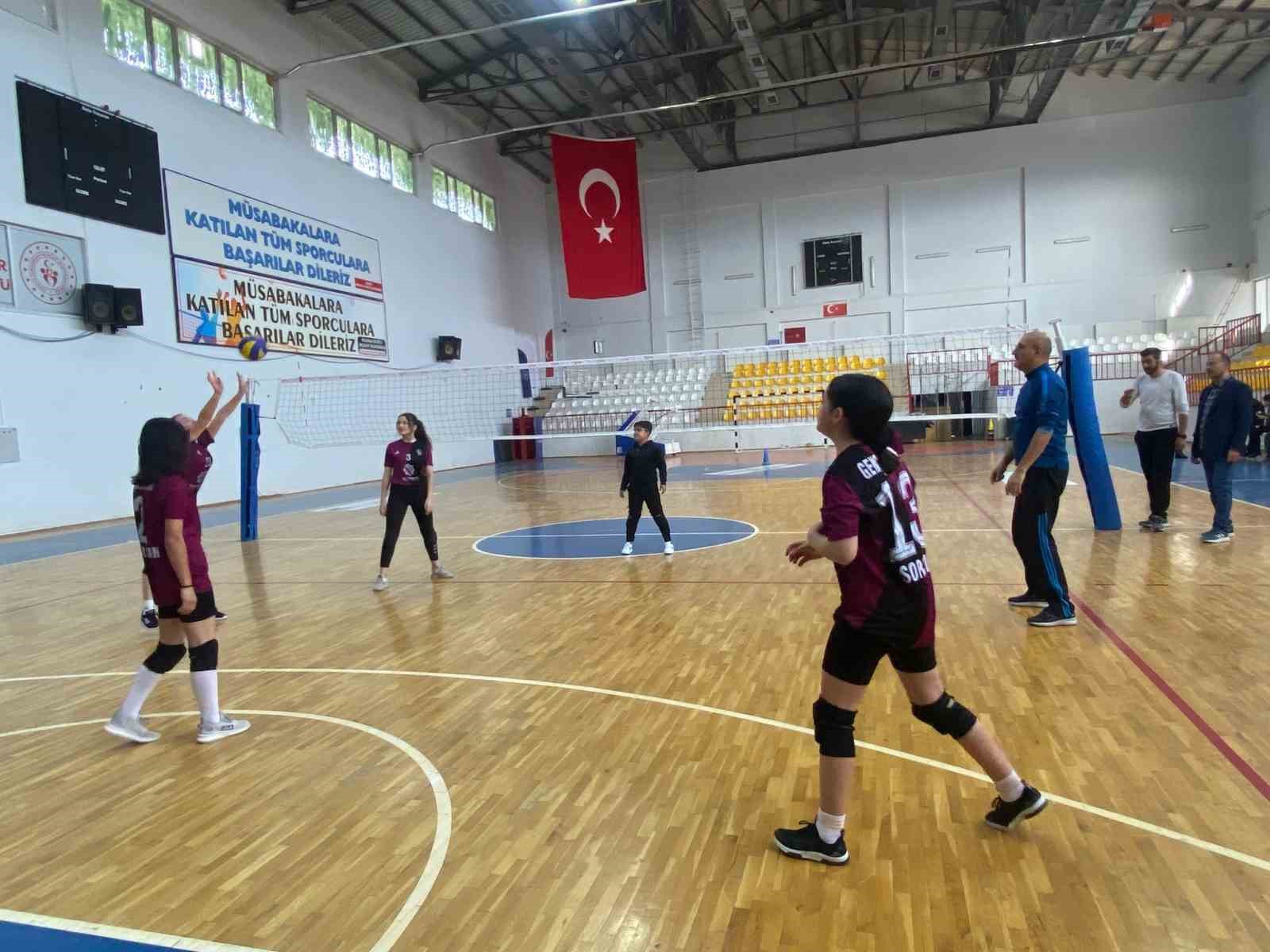 Kaymakam Aydın, özel gereksinimli bireylerle basketbol oynayıp voleybol maçı yaptı
