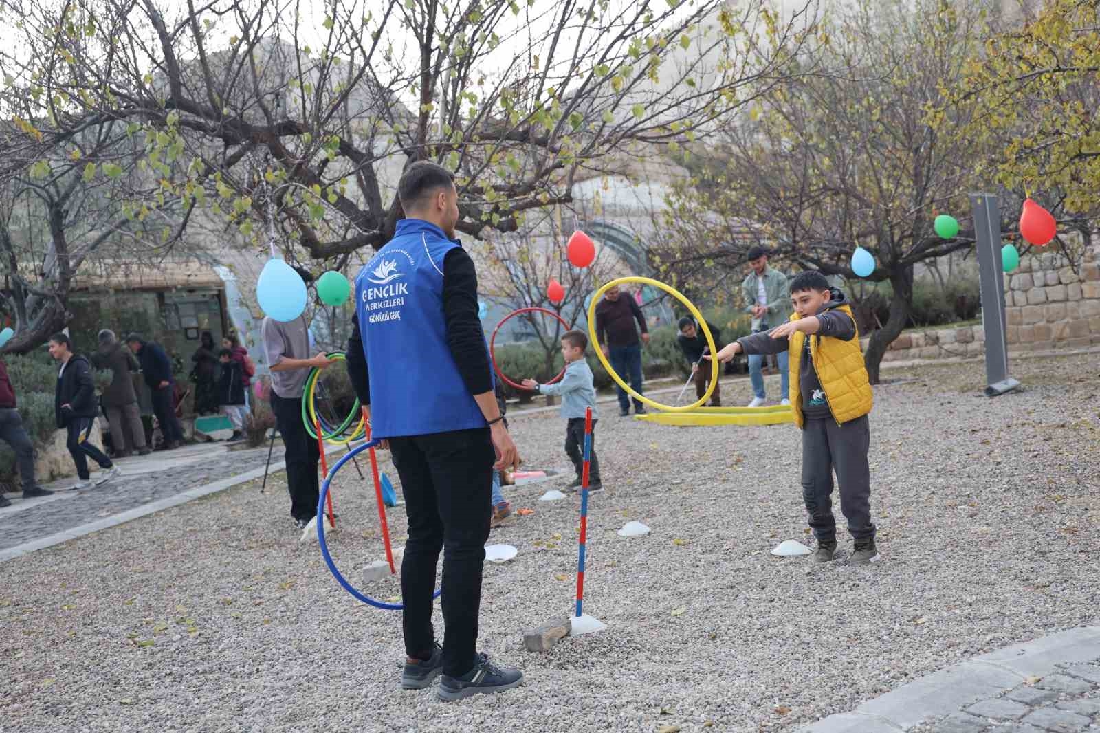 &Ouml;zel gereksinimli &ccedil;ocuklar Kapadokya&rsquo;da ata bindi, golf oynadı
