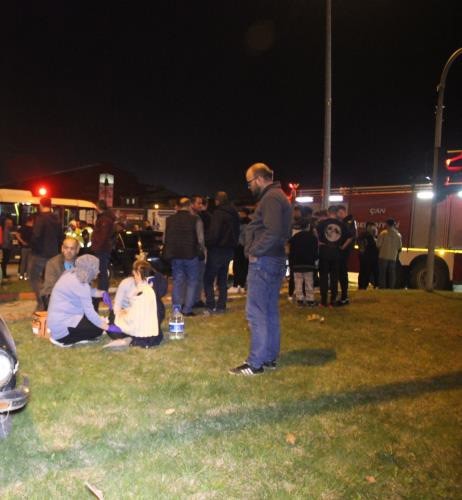 &Ccedil;anakkale&rsquo;de trafik kazası: 3 yaralı
