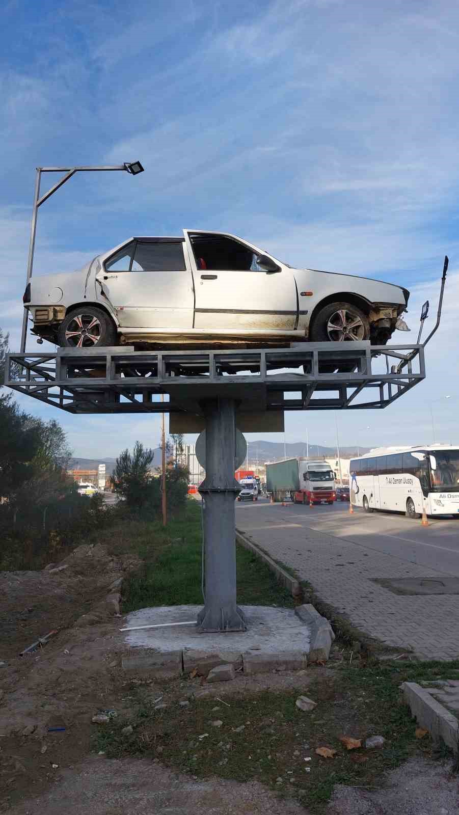Polis kaza yapan aracı yol kenarında sergileyip hız sınırına dikkat &ccedil;ekti
