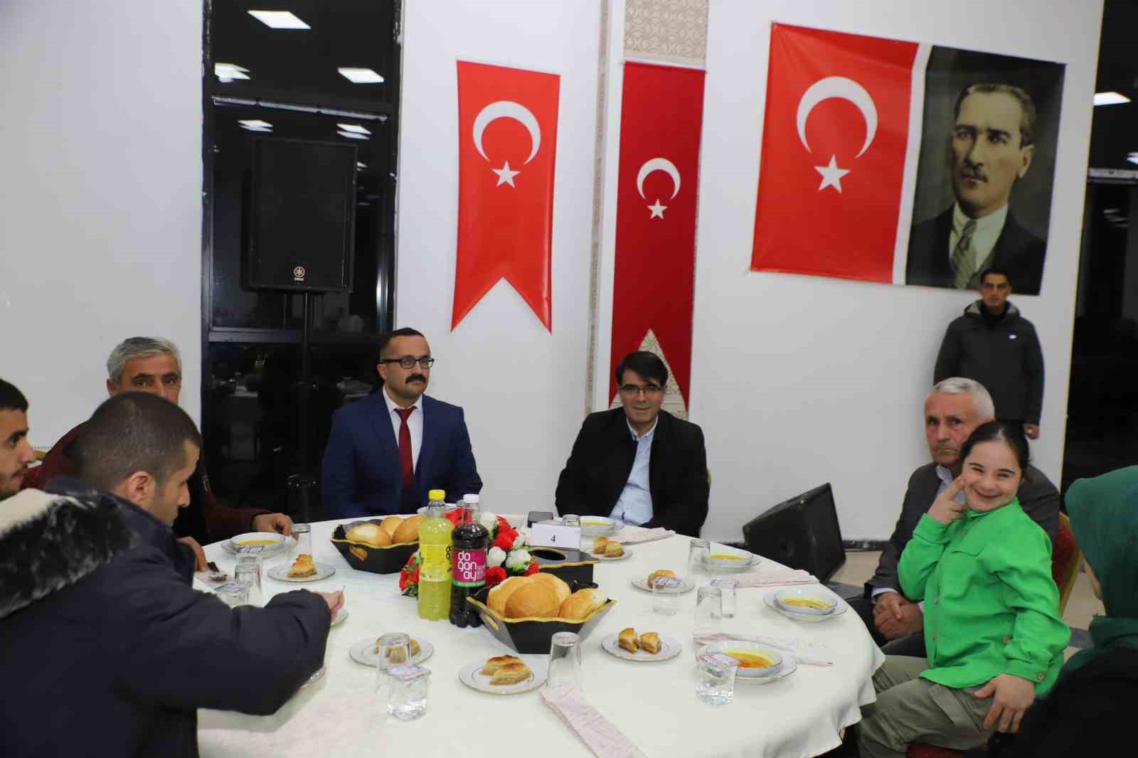 Vali &Ccedil;elik, engellilerle yemekte bir araya geldi
