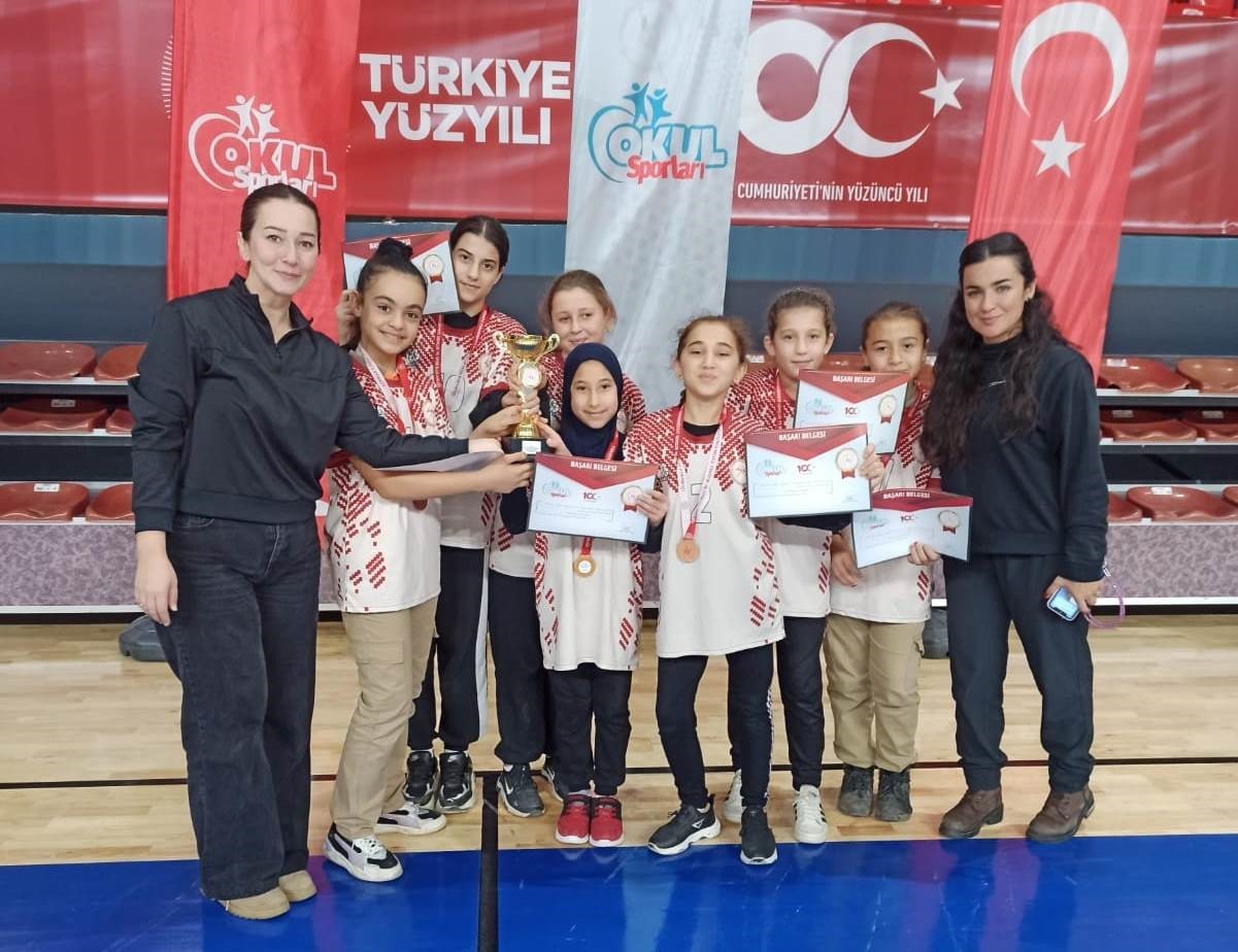 Azmimilli Ortaokulu birinci oldu