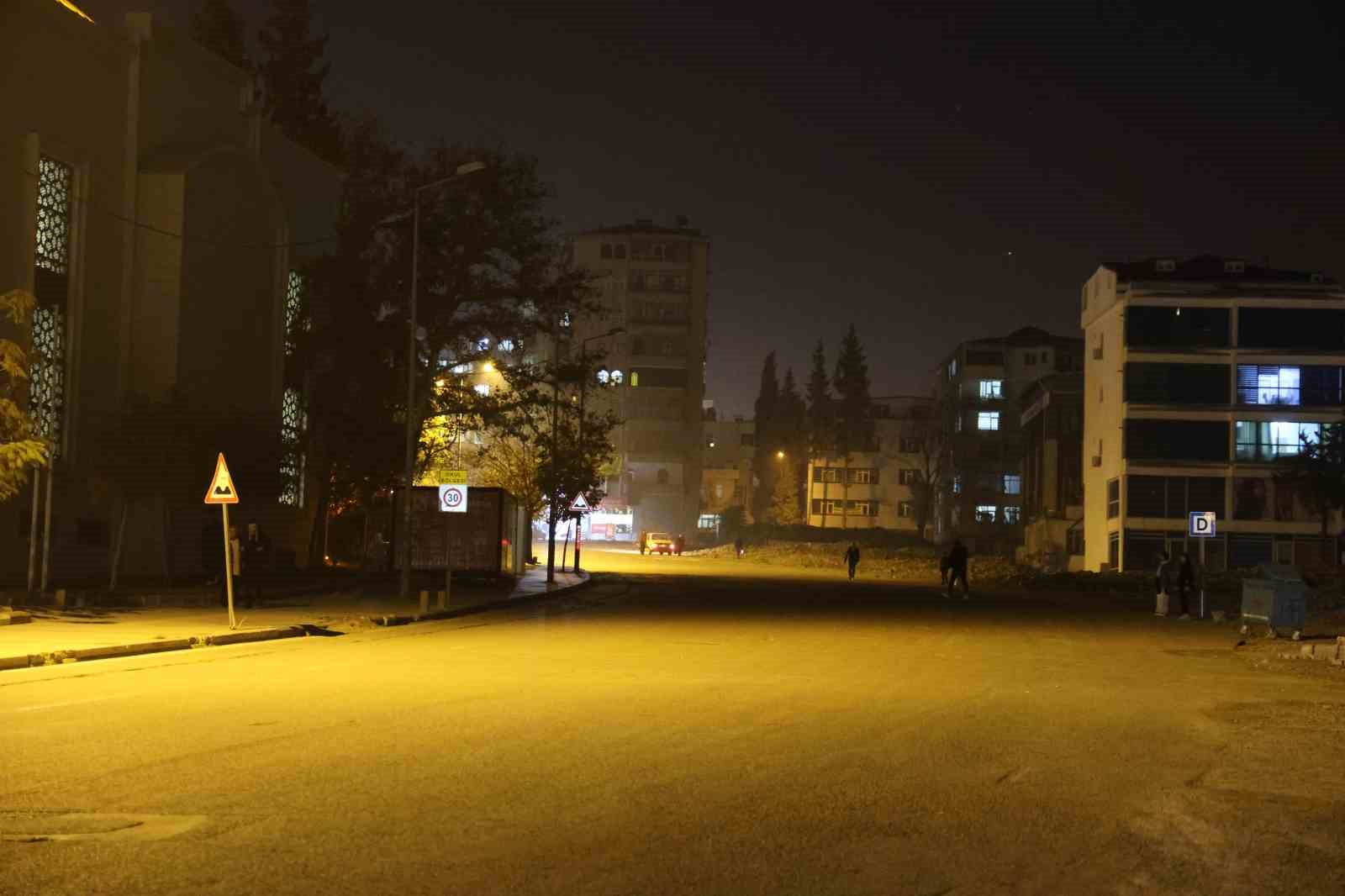 Şehrin batısı ışıl ışıl, doğusunda karanlık hakim
