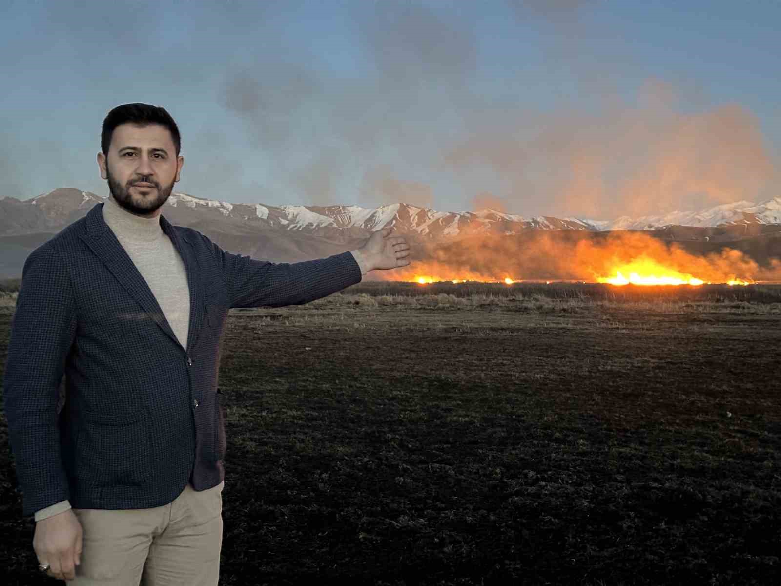 Yüksekova’da binlerce kuş türünün yaşadığı Nehil sazlığı cayır cayır yanıyor