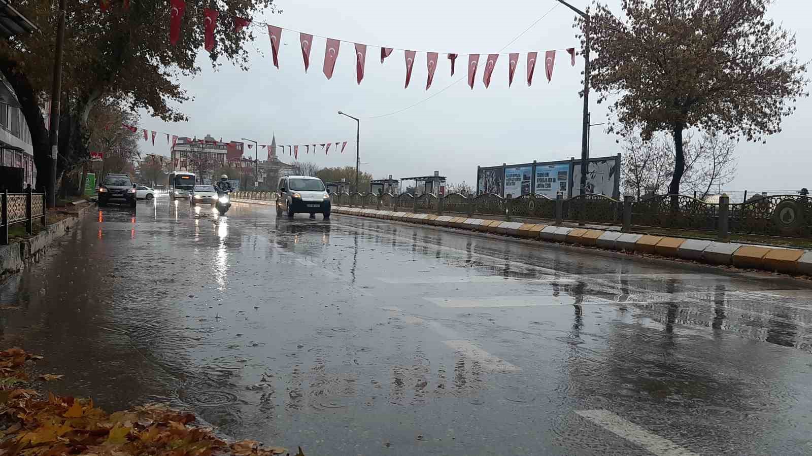 Edirne&rsquo;de etkili olan sağanak vatandaşları sevindirdi
