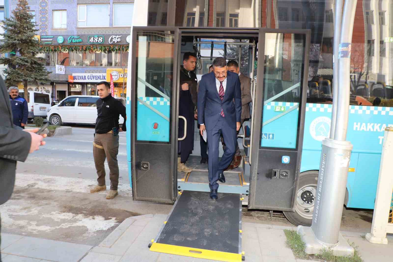 Vali Ali &Ccedil;elik yeni alınan 2 toplu taşıma aracı t&ouml;renine katıldı
