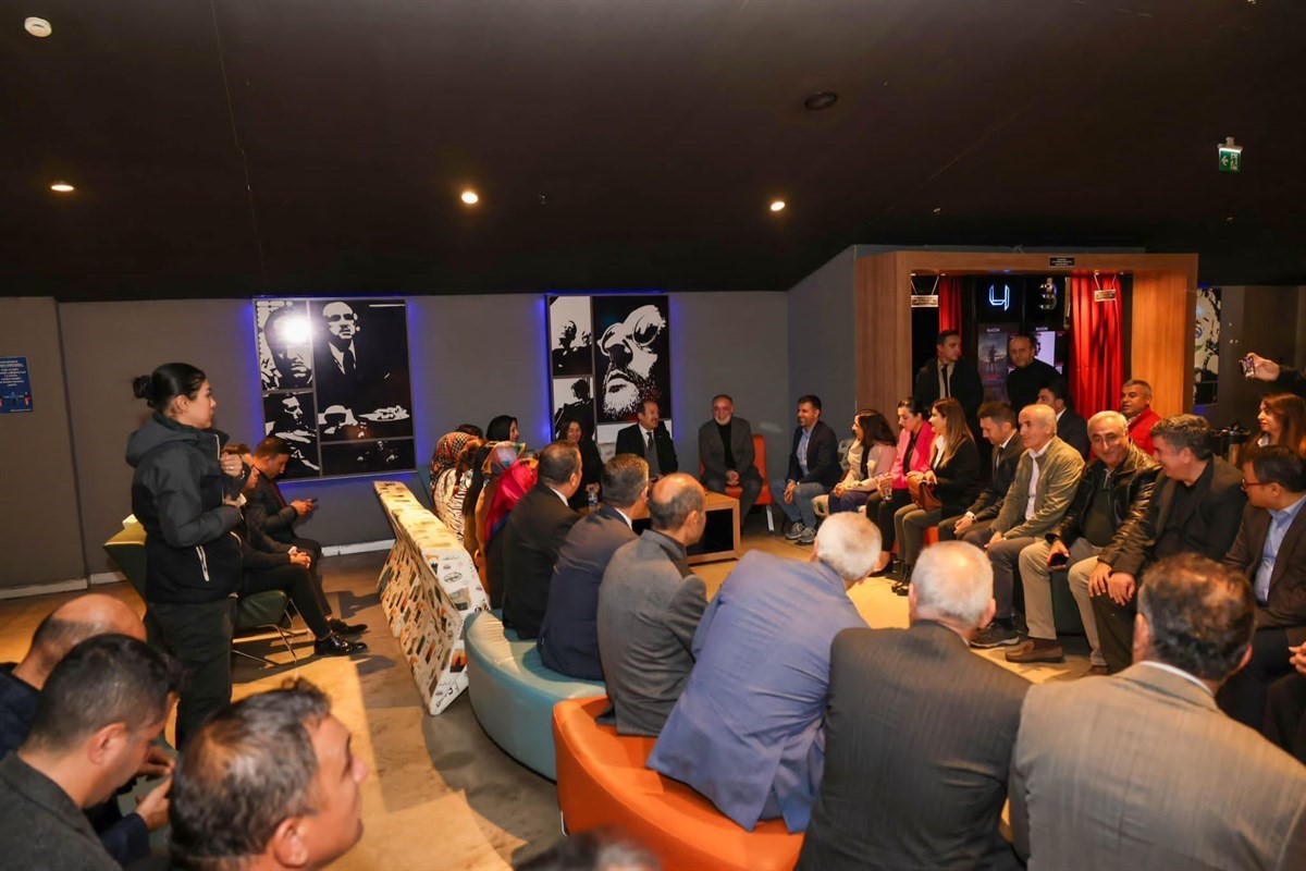 &Ouml;ğretmenler &rsquo;Ayb&uuml;ke: &Ouml;ğretmen Oldum Ben&rsquo; filmini izledi
