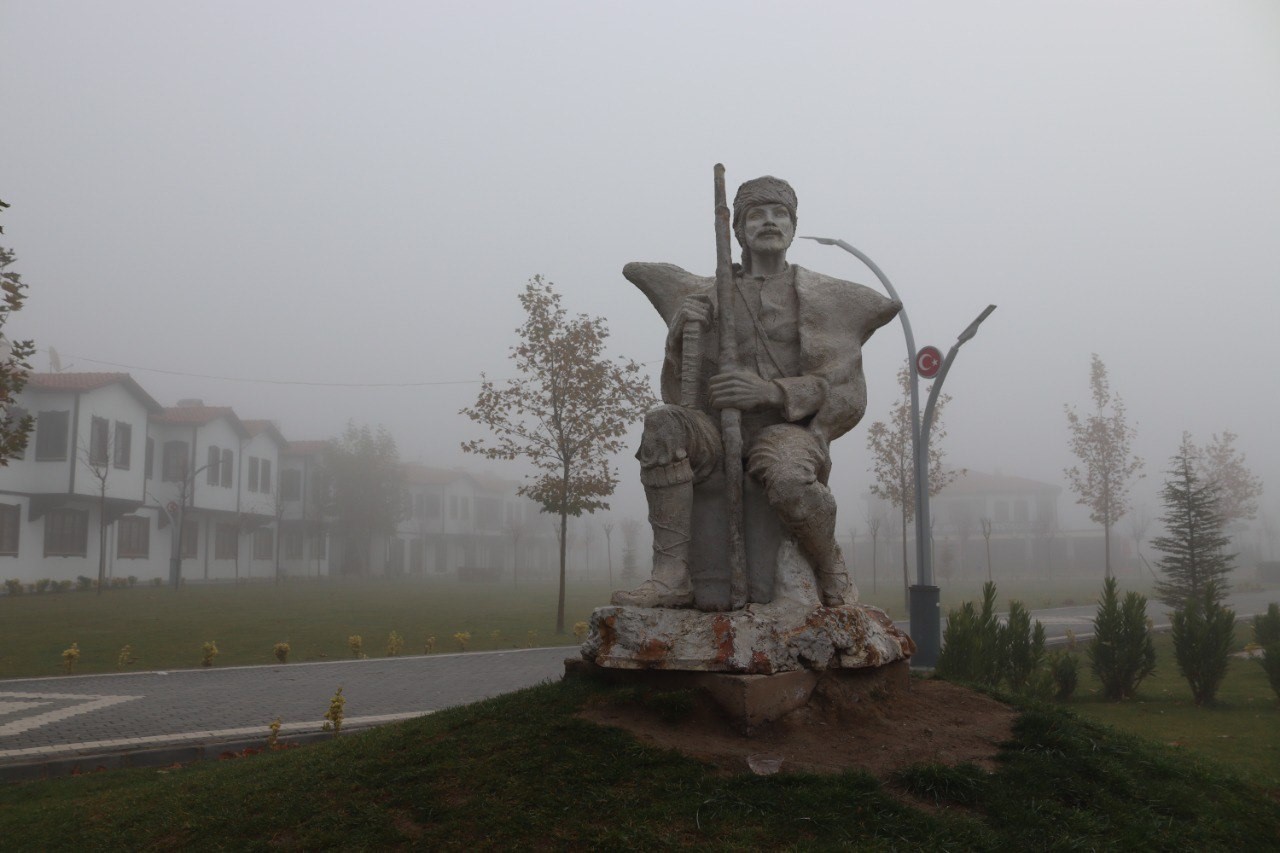 Osmancık&rsquo;ın tarihi kale ve k&ouml;pr&uuml;s&uuml; siste kayboldu
