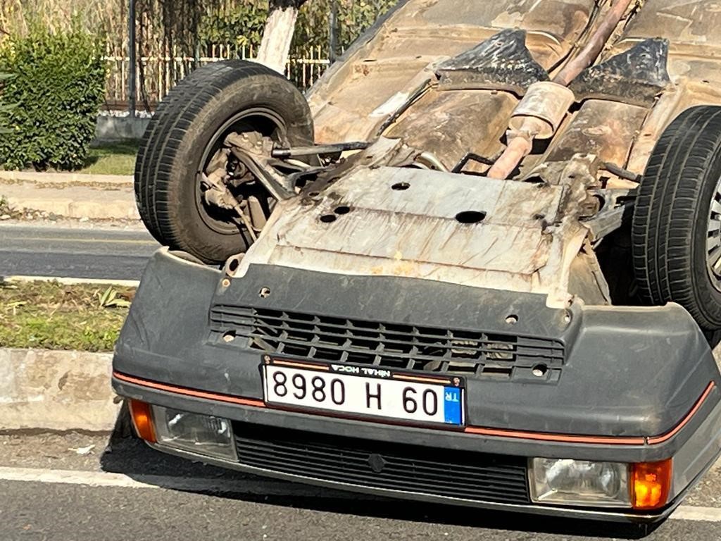 Takla atan otomobildeki iki kişi yaralandı