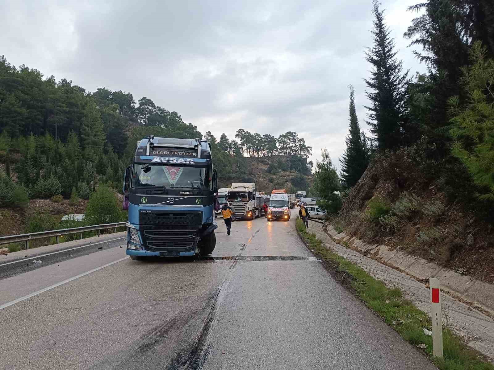 Burdur’da 2 otomobil ve tır çarpıştı: 1 yaralı