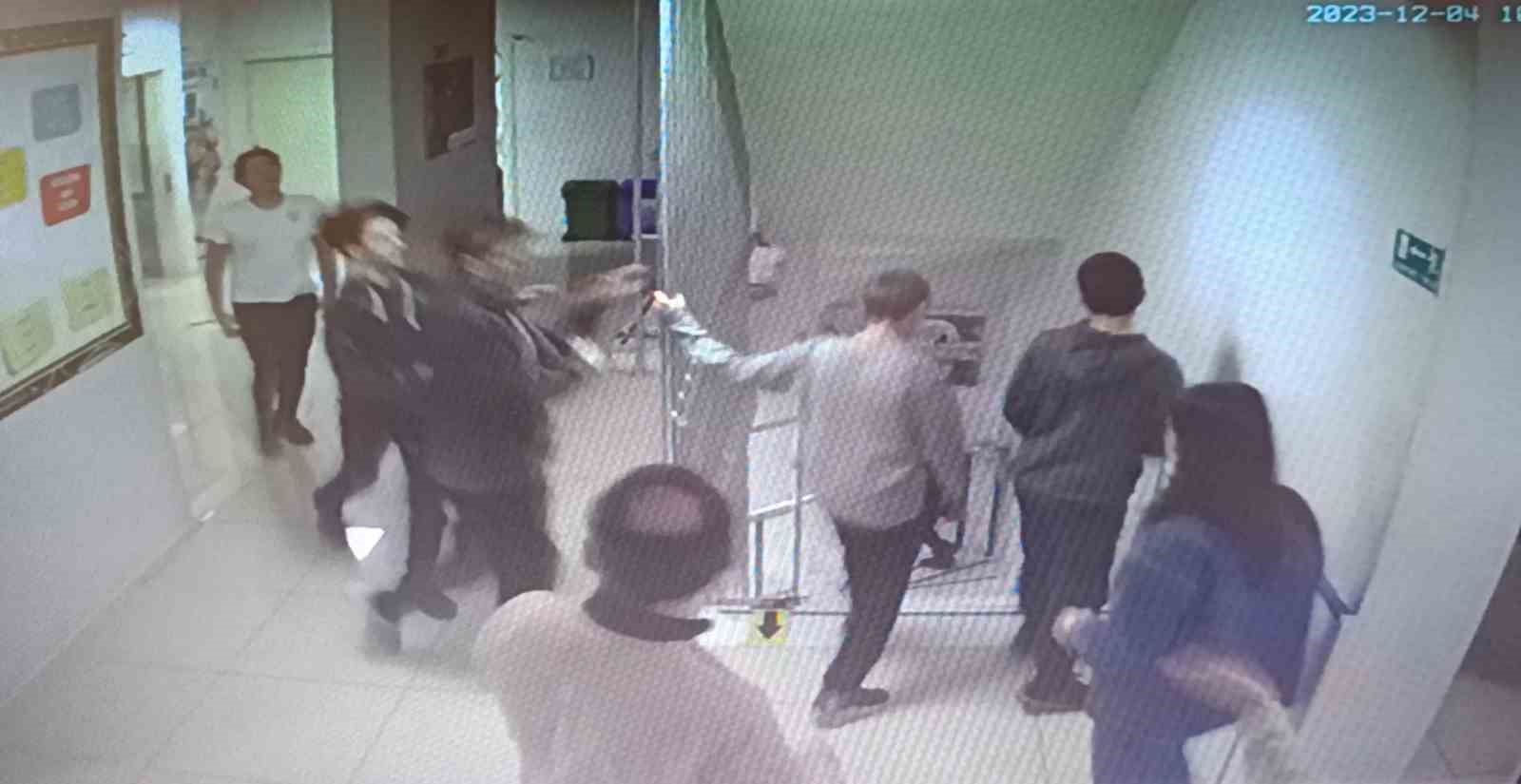 Yalova’da deprem sonrası öğrencilerin tahliyesi güvenlik kamerasında