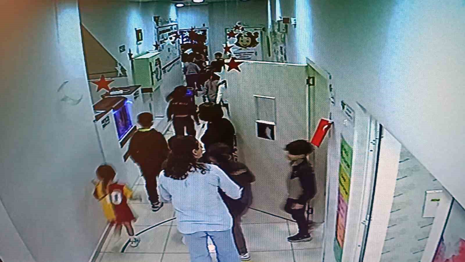 Yalova&rsquo;da deprem sonrası &ouml;ğrencilerin tahliyesi g&uuml;venlik kamerasında
