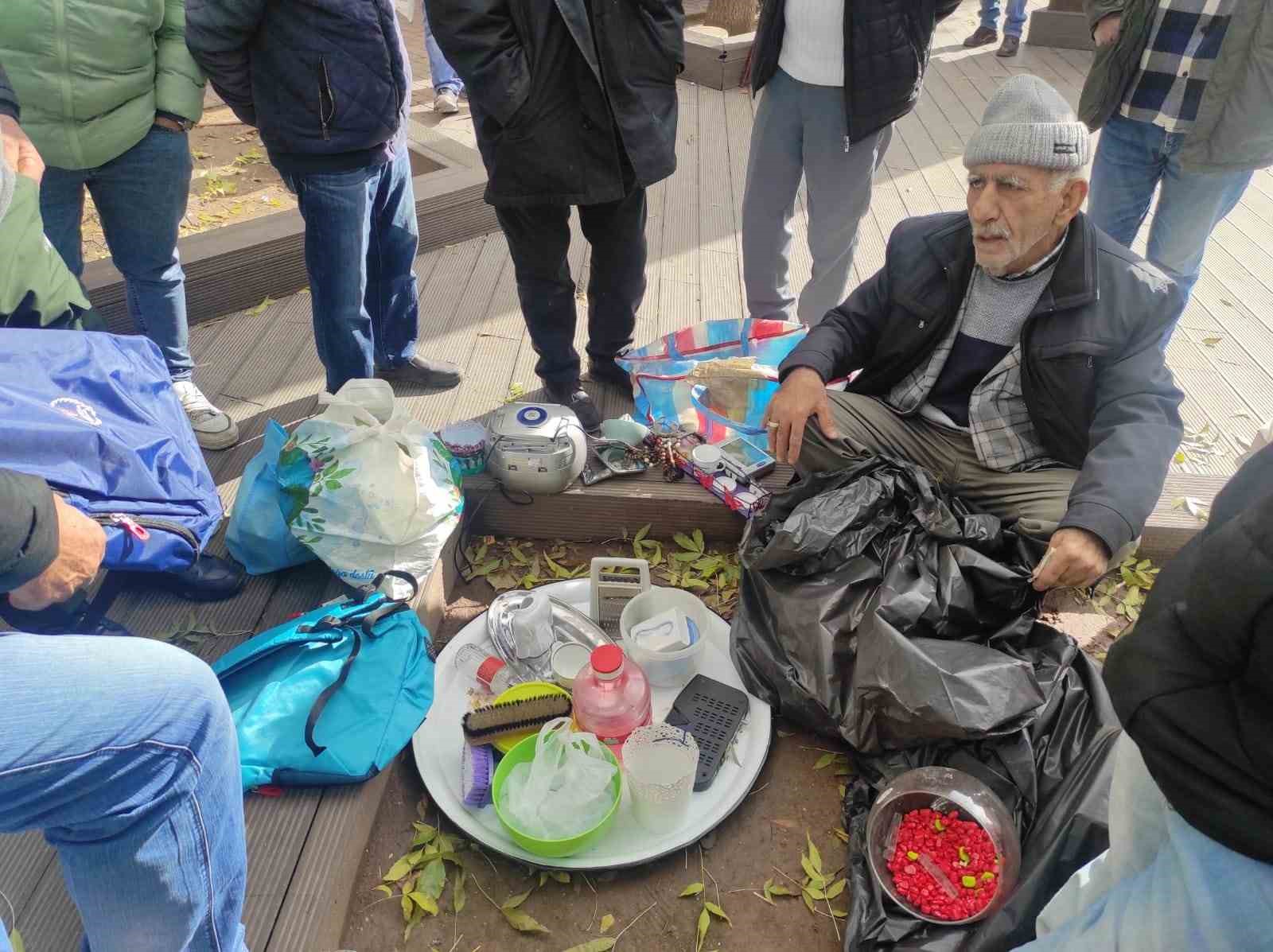 Sokak ortasında ikinci el eşyalarını satan adam yoldan geçen kişilerin ilgi odağı oldu