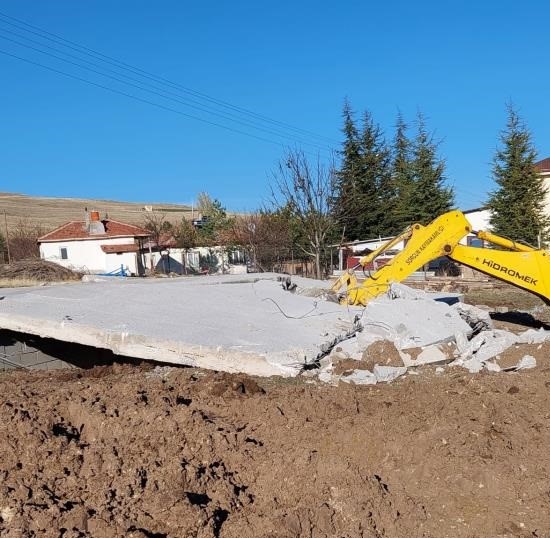 Sorgun’da kaçak yapı ekiplerce yıkıldı