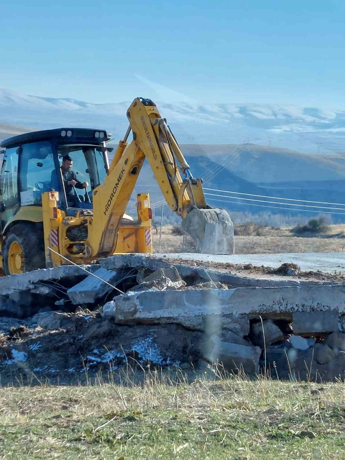 Sorgun&rsquo;da ka&ccedil;ak yapı ekiplerce yıkıldı
