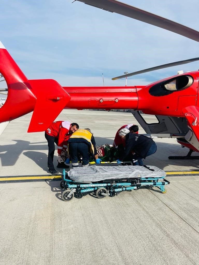 Şırnak’taki hasta ambulans helikopterle Van’a getirildi