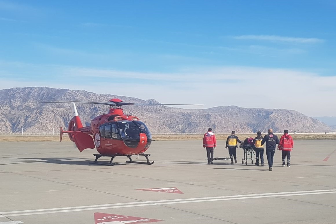 Safra kesesi rahatsızlığı olan kadın ambulans helikopterle Van’a sevk edildi