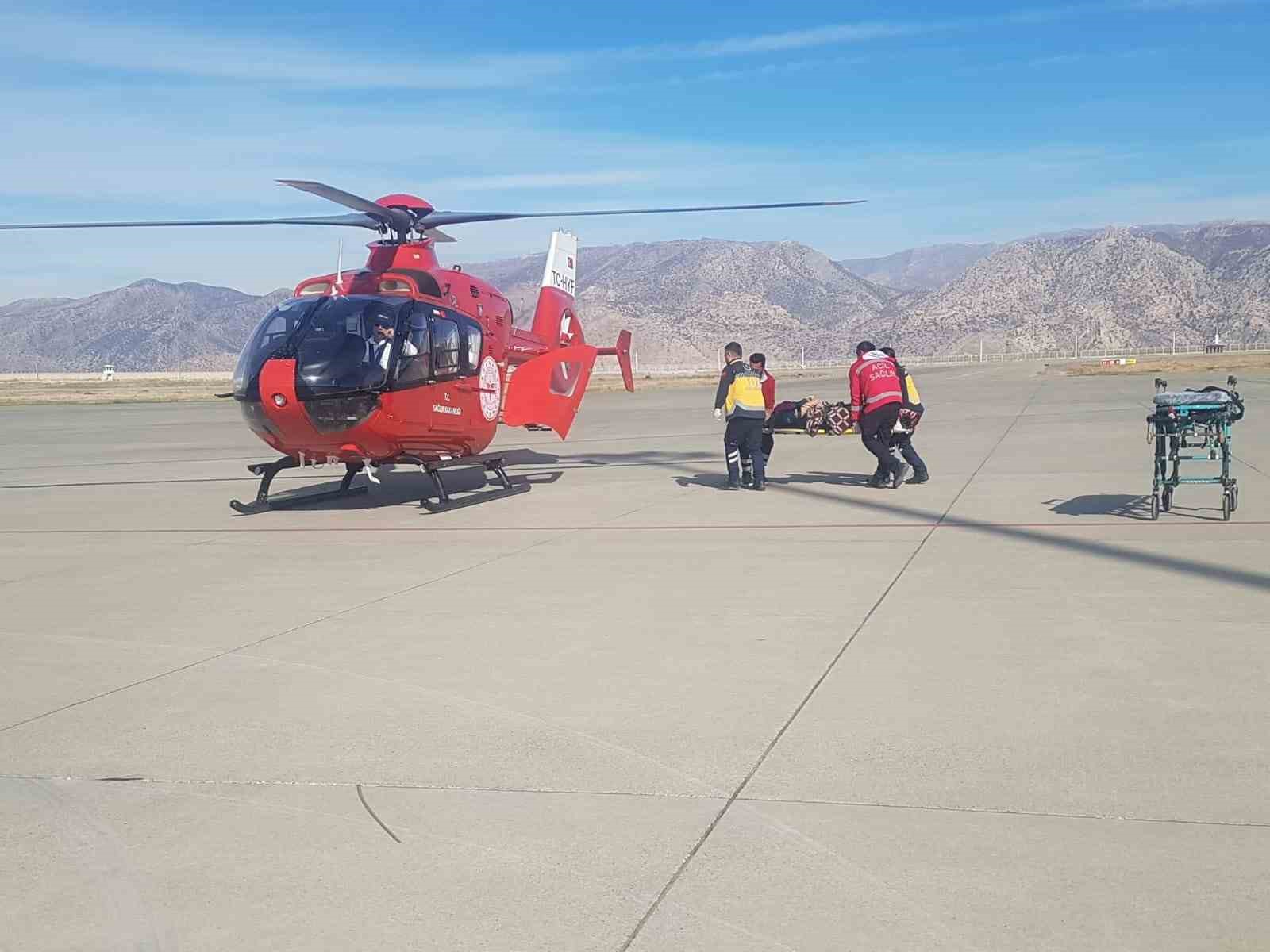 Safra kesesi rahatsızlığı olan kadın ambulans helikopterle Van&rsquo;a sevk edildi
