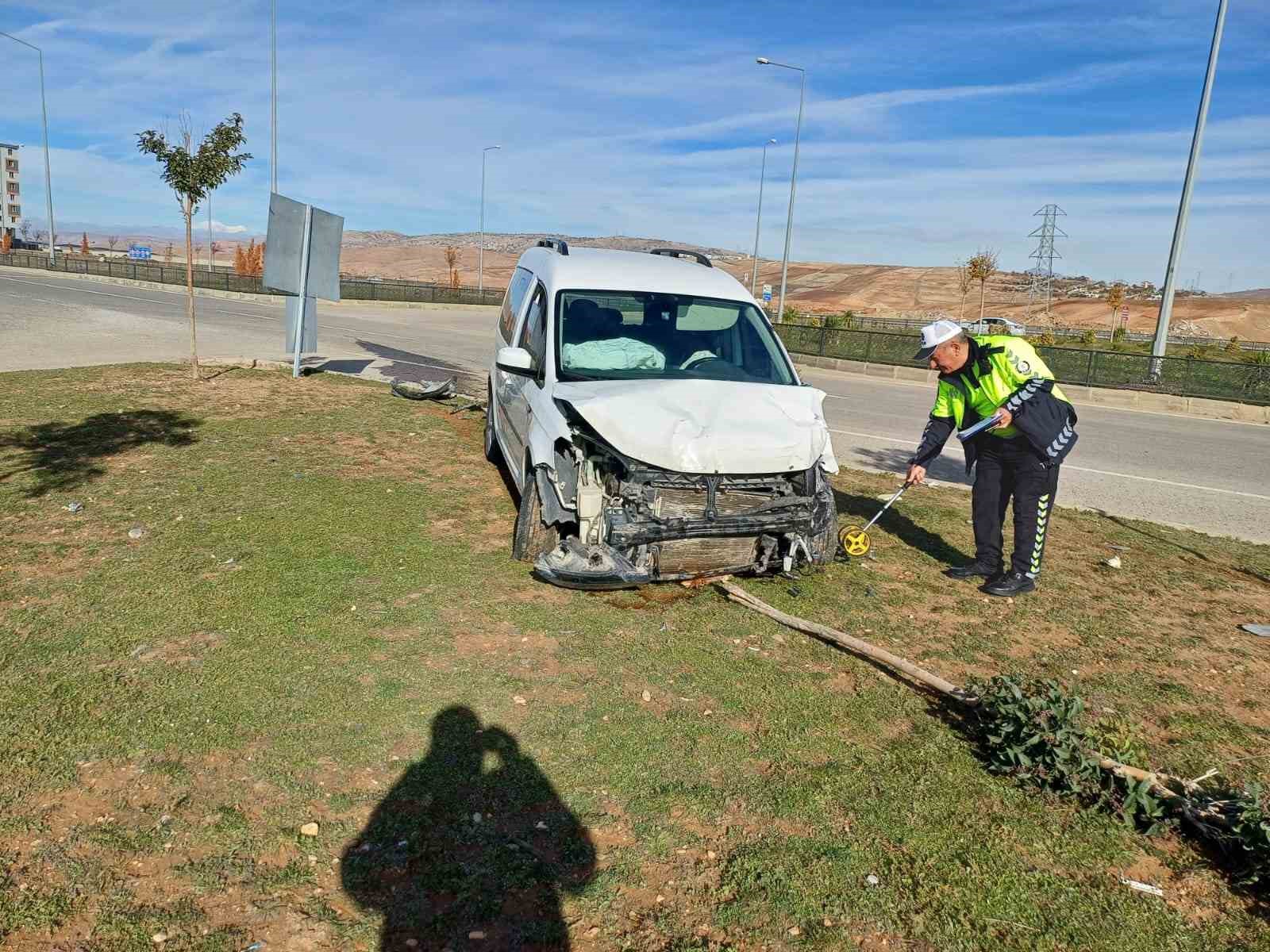 Siirt kamyonet ile hafif ticari ara&ccedil; &ccedil;arpıştı: 1 yaralı
