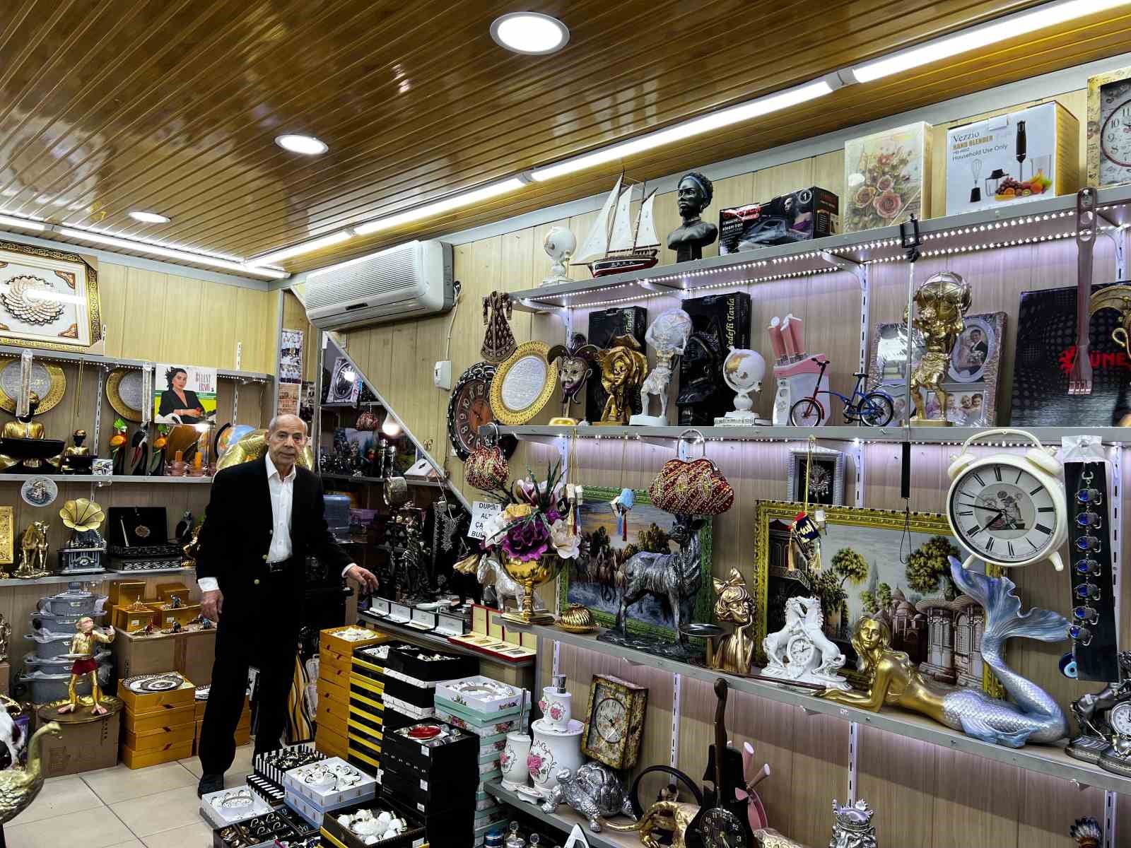 Mardin’de dededen kalma dükkanda 65 yıldır eskiyen eşyaları satılıyor