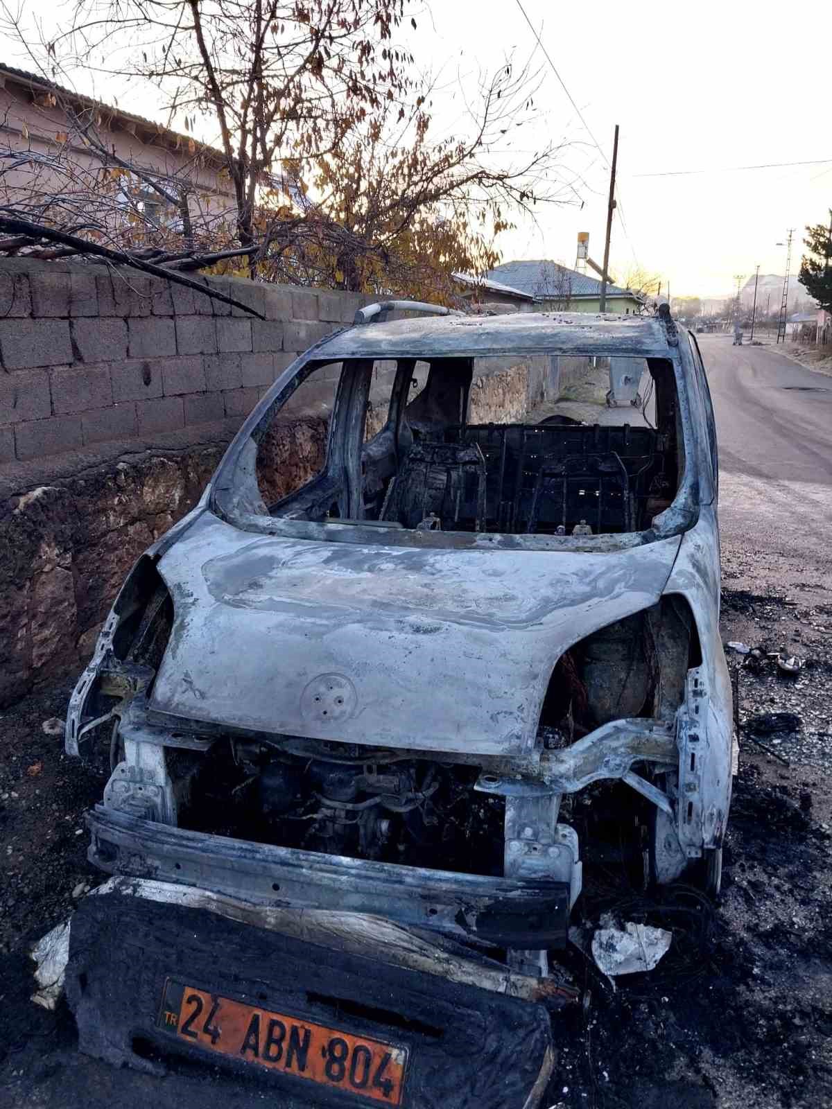 Tercan&rsquo;da yanan ara&ccedil; pert oldu
