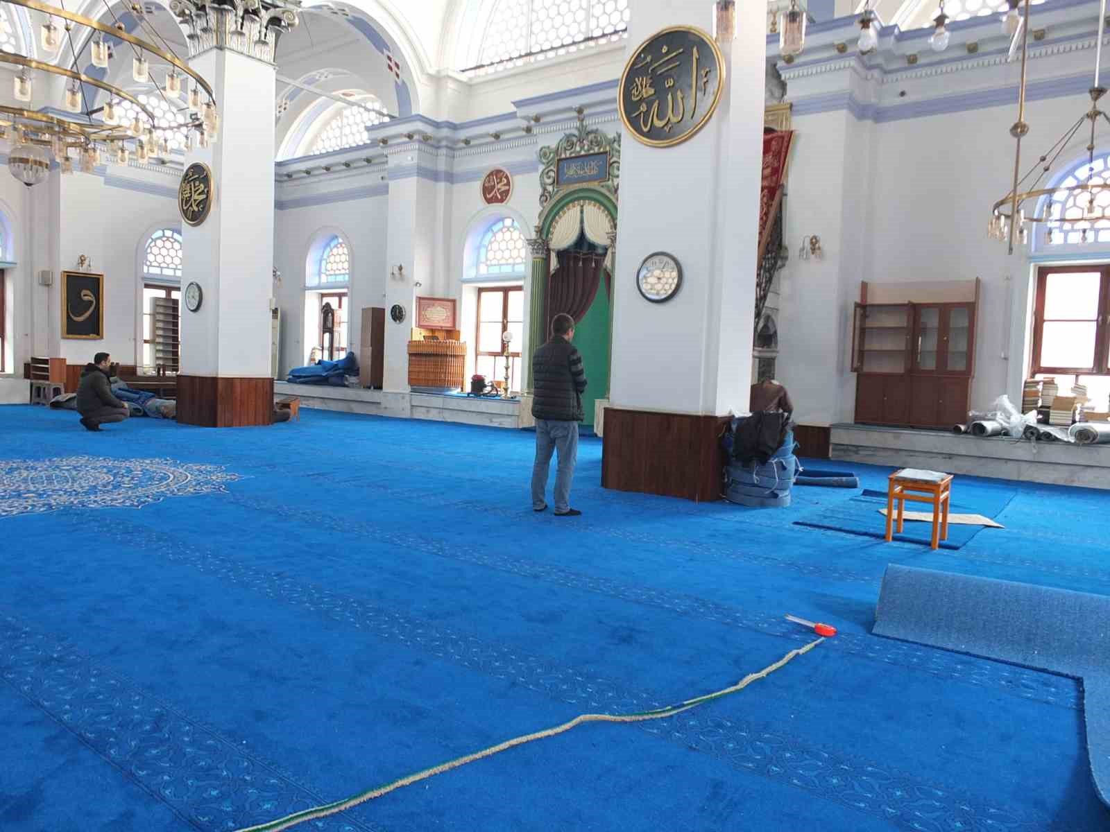 Burhaniye&rsquo;de tarihi camiye hayırsever g&uuml;zelliği
