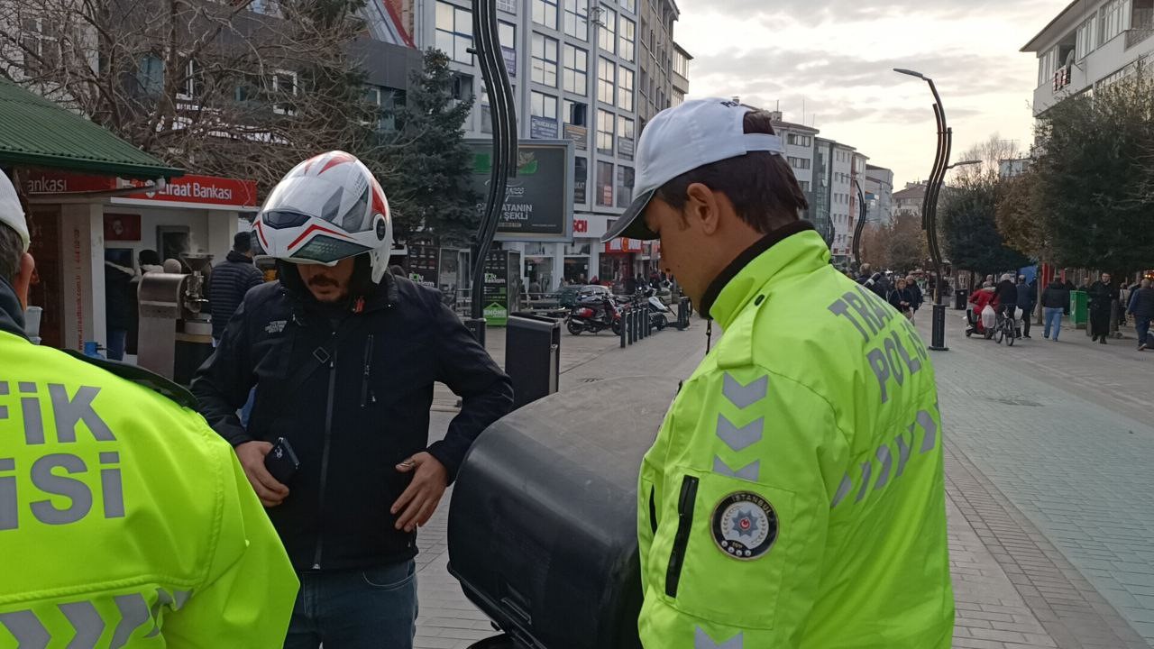 Kapalı caddeye motosikletle girenlere ceza kesildi
