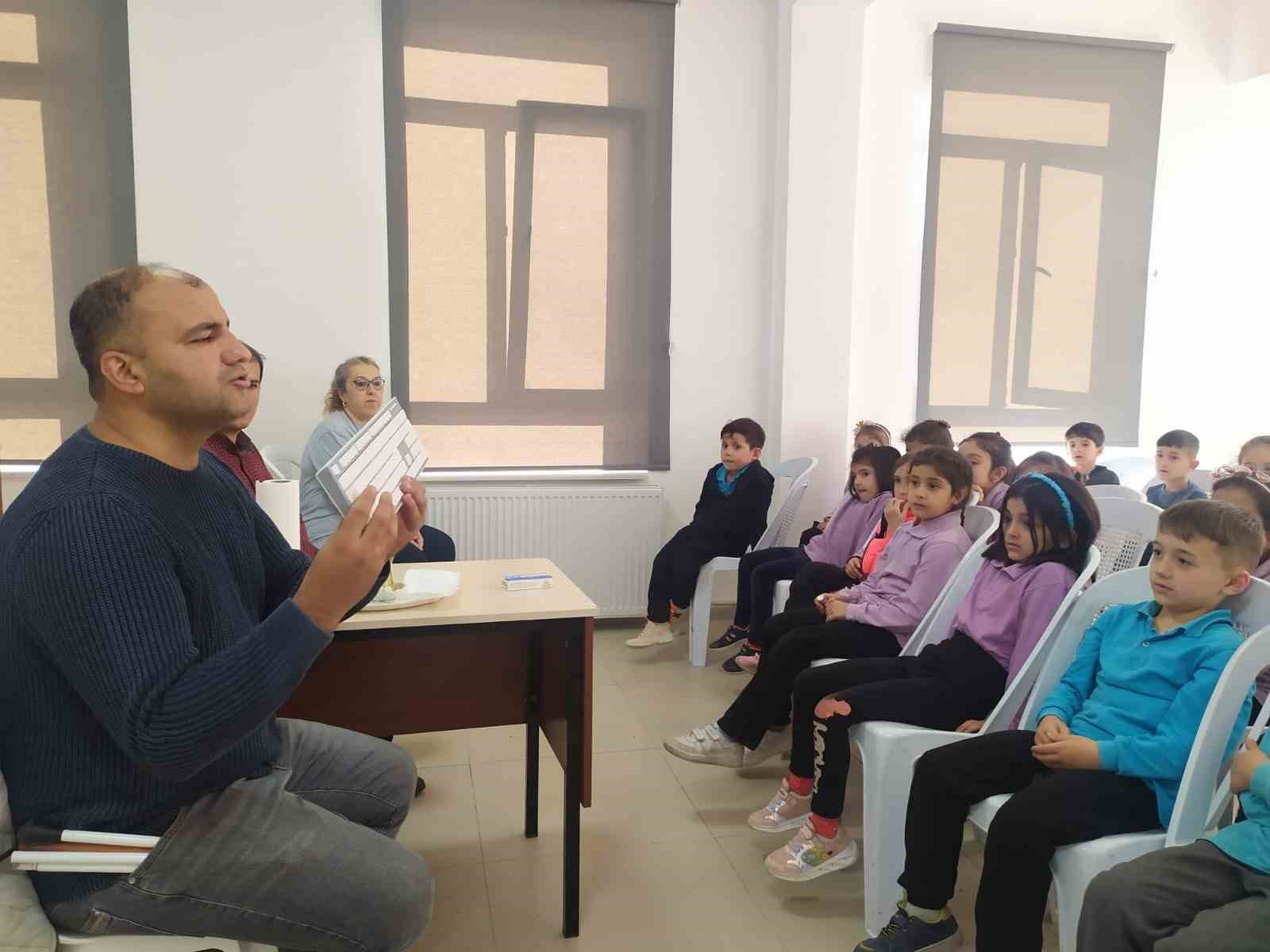 Minik öğrenciler görme engelli amcalarıyla buluştu
