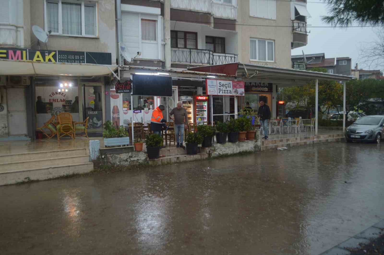 Ayvalık&rsquo;ta kuvvetli sağanak yağış etkili oldu
