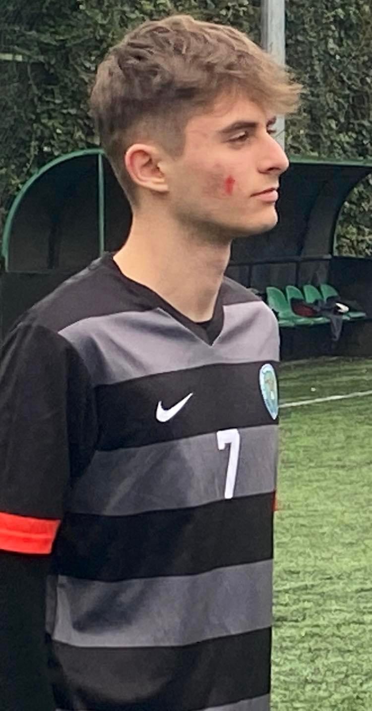 Sahaya y&uuml;zlerine kırmızı boya s&uuml;rerek &ccedil;ıktılar
