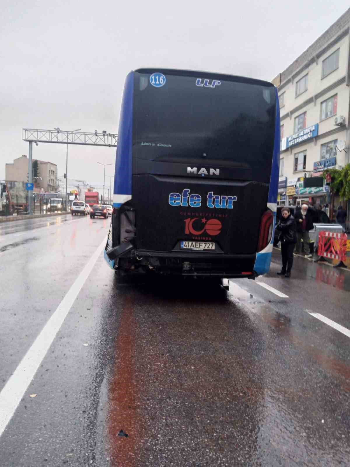 Yalova&rsquo;da otomobil otob&uuml;se arkadan &ccedil;arptı: 4 yaralı
