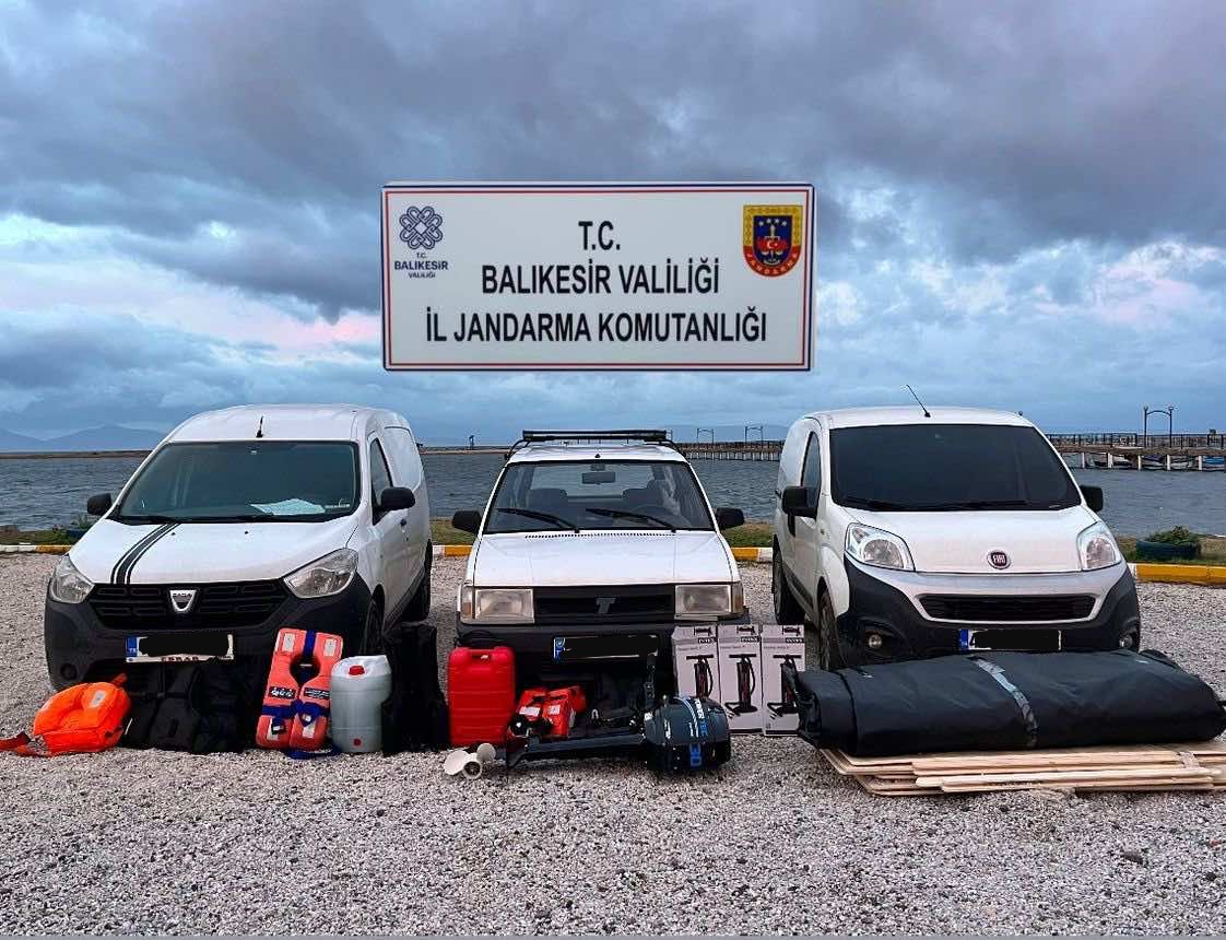Ayvalık&rsquo;ta jandarma 6 organizat&ouml;r 21 d&uuml;zensiz g&ouml;&ccedil;men ele ge&ccedil;irdi
