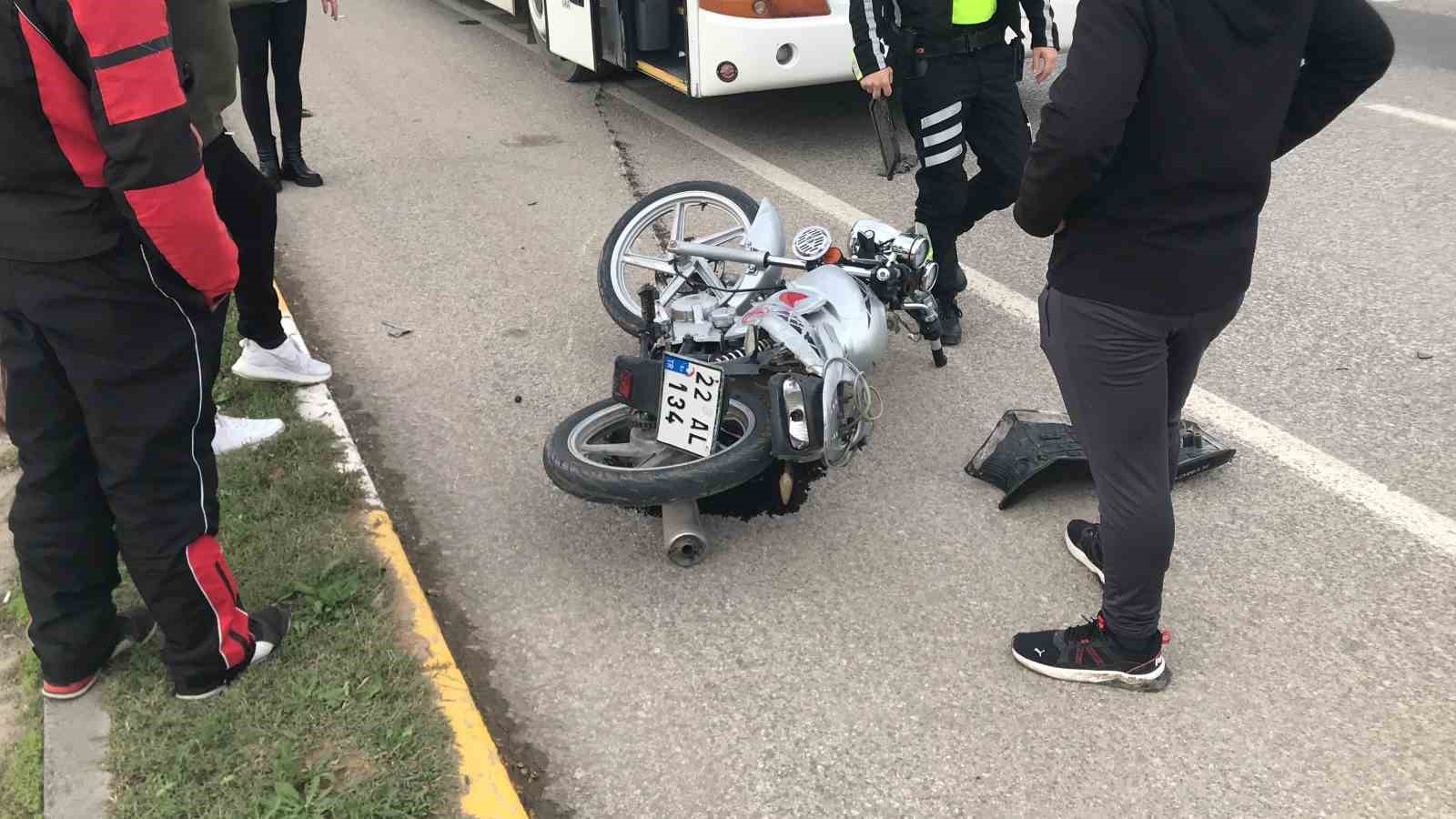 Edirne’de otobüs, otomobil ile motosikletin karıştığı kazada 1 kişi yaralandı