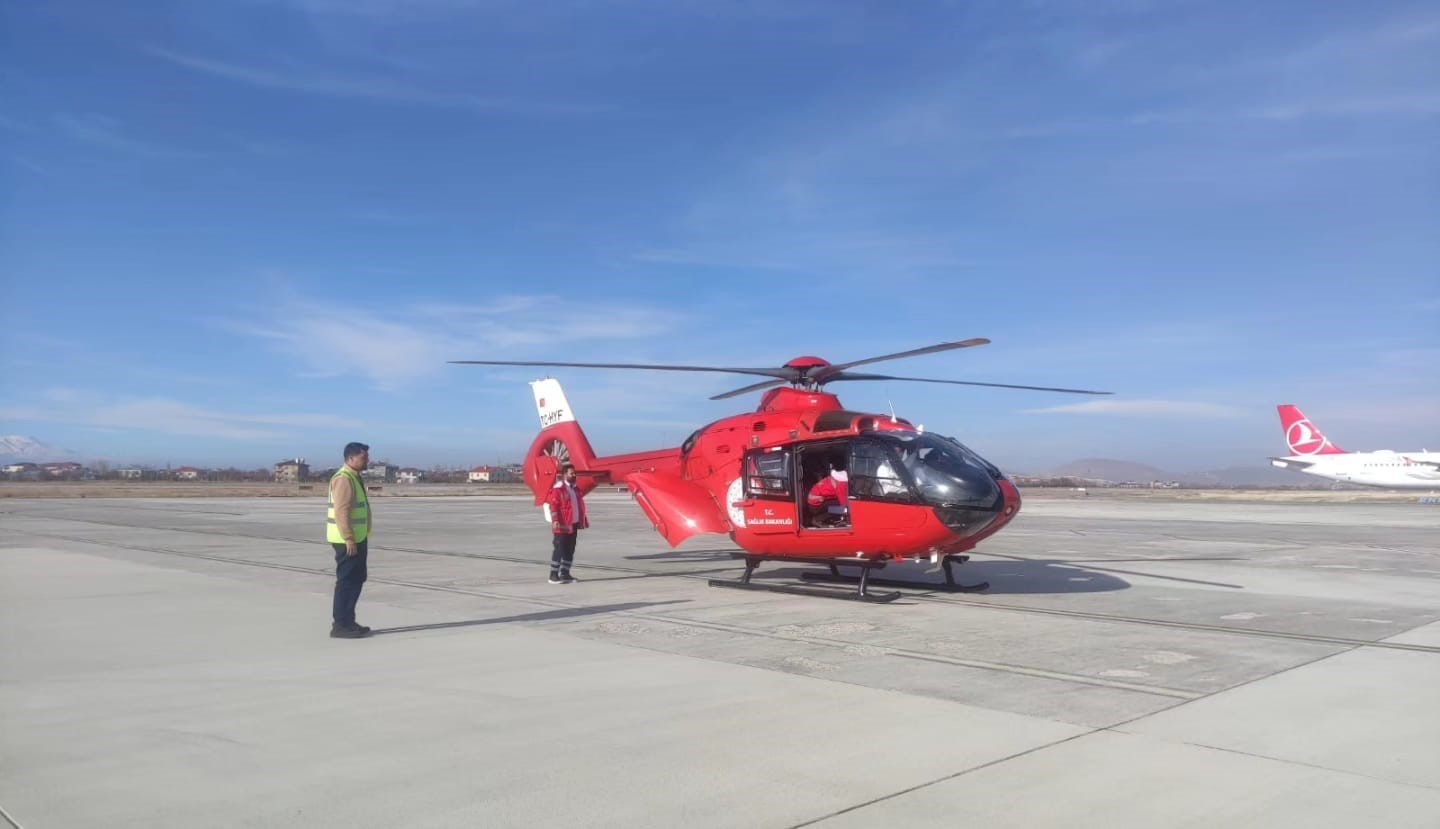 Baygınlık geçiren vatandaş helikopter ambulansla Van’a sevk edildi