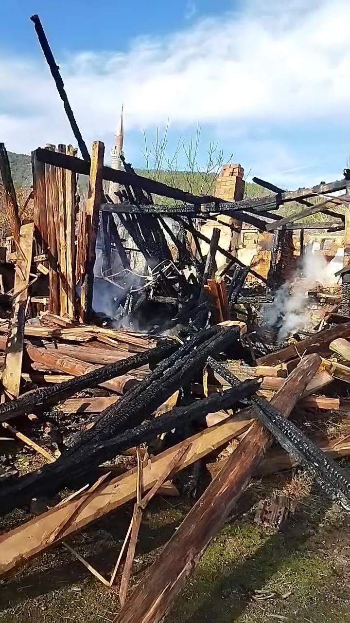 Sosyal medyada canlı yayını açıp evini ateşe verdi
