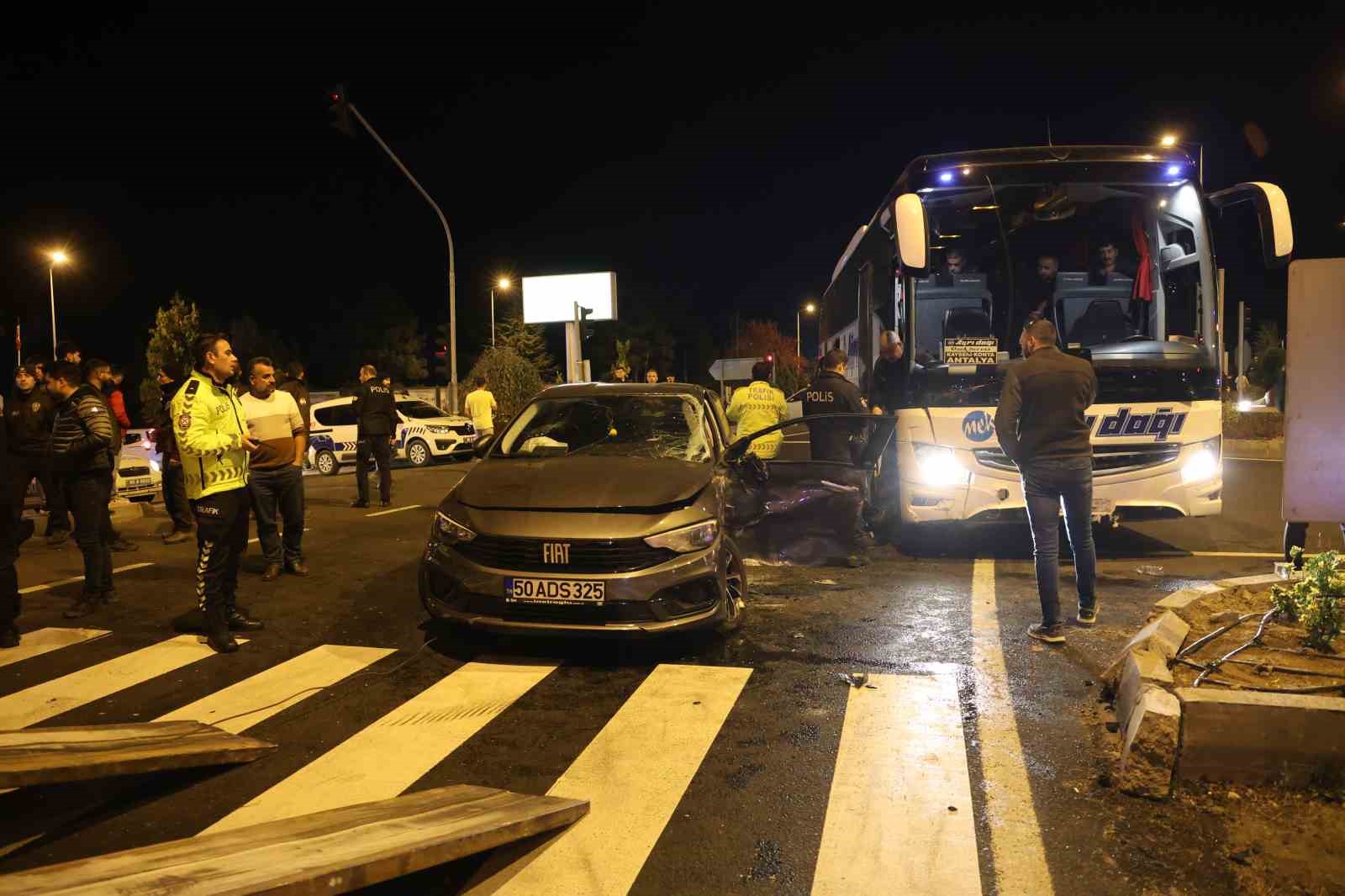 Kırmızı ışıkta geçen yolcu otobüsü otomobile çarptı: 1 yaralı