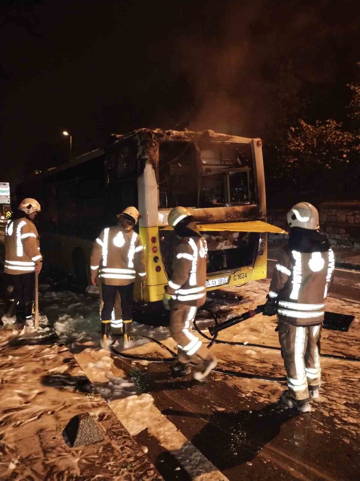 Üsküdar’da İETT otobüsü yanarak kullanılamaz hale geldi