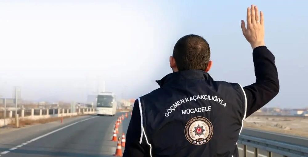 Erzincan&rsquo;da aranması bulunan 42 kişi ve 68 d&uuml;zensiz g&ouml;&ccedil;men yakalandı

