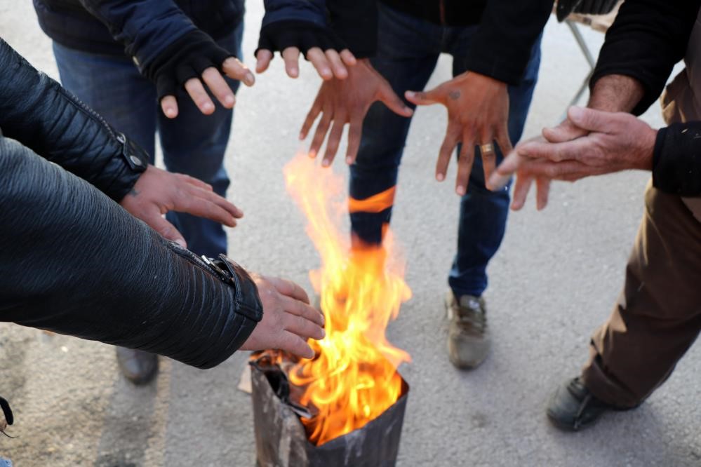 Erzincan&rsquo;da soğuk havalar pazar esnafına soba kurdurdu
